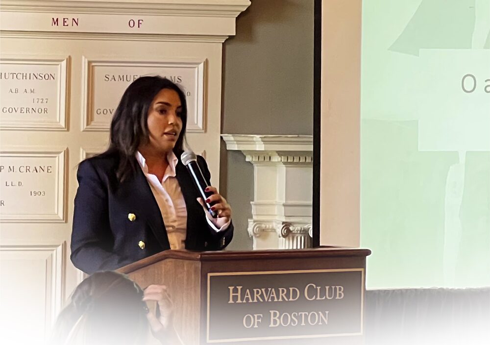 Nany Mota palestrando no Harvard Club of Boston